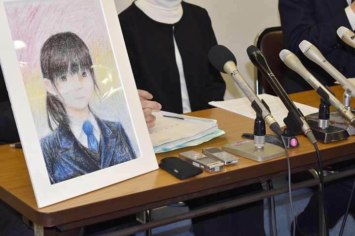 自殺した女子生徒が描いた自画像を置いて記者会見する遺族＝2019年4月、神戸市中央区（本文と直接関係はありません）
