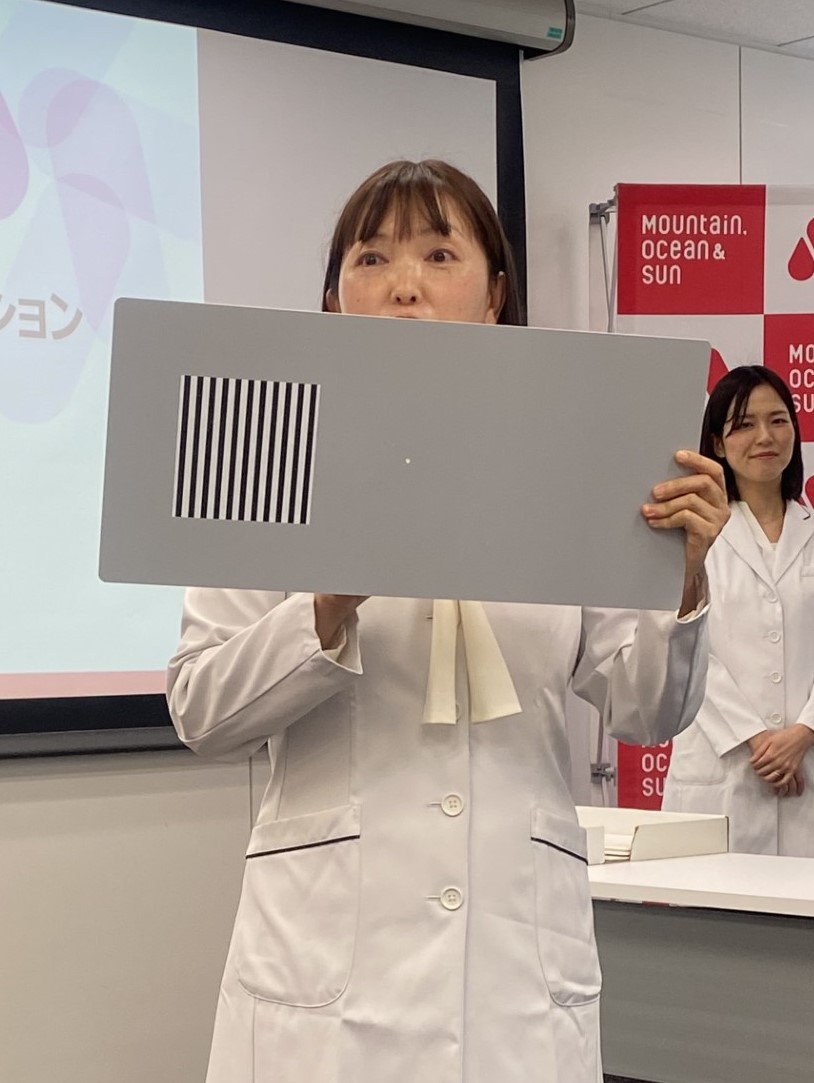 TAC検査で使うボードを見せる視能訓練士の藤原久美さん