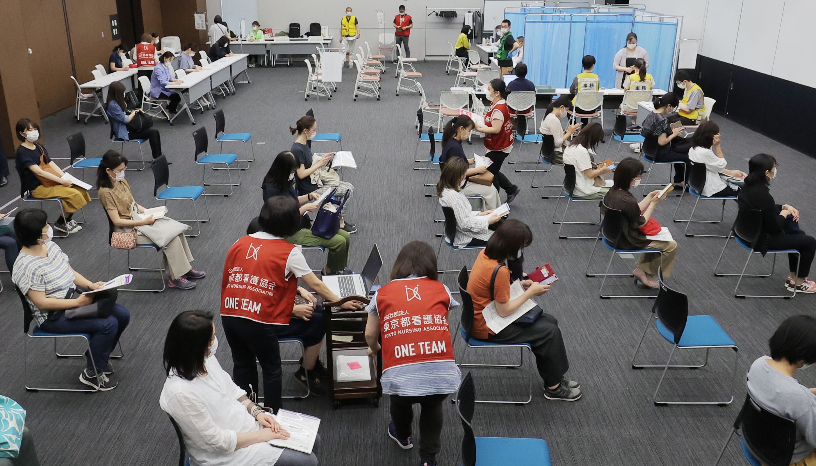 ワクチン打ち手確保のため、離職した看護師に対する集団接種も実施された（5月30日、東京都新宿区）