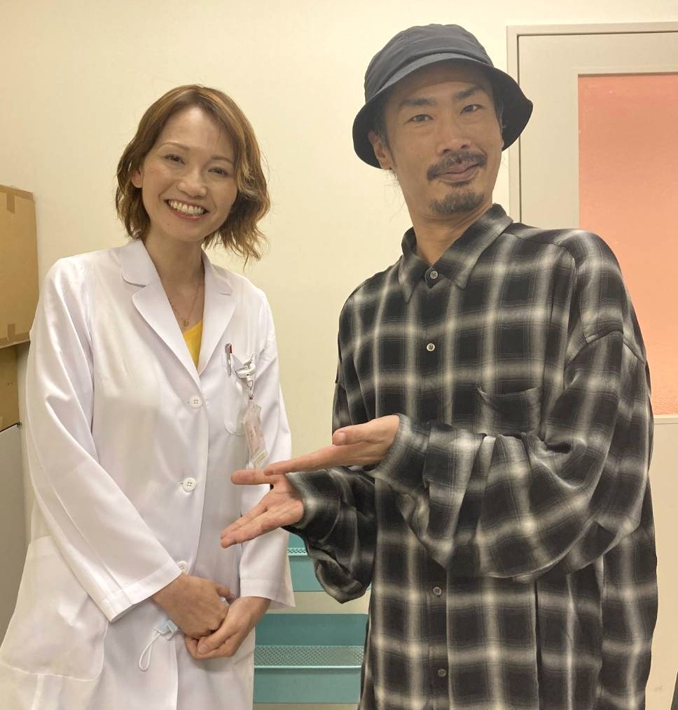 菅良太郎さんと井下綾子順天堂大准教授 (順天堂大学提供)