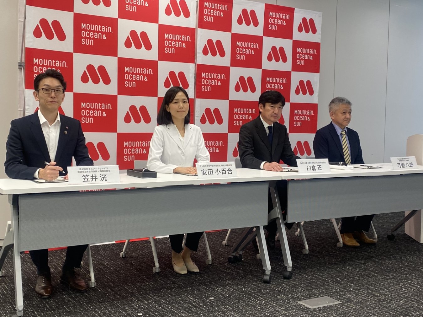 記者会見に臨む(左から)笠井氏、安田病院助教、臼倉氏、弓削氏