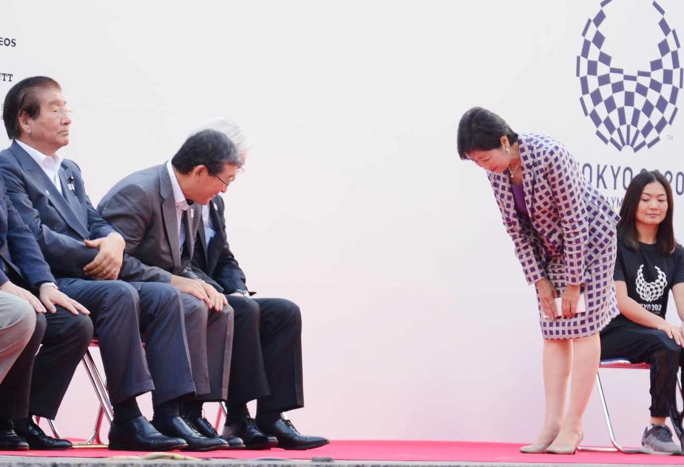 東京パラリンピックに向けたイベントで、あいさつ後にお辞儀する東京都の小池百合子知事＝2016年8月