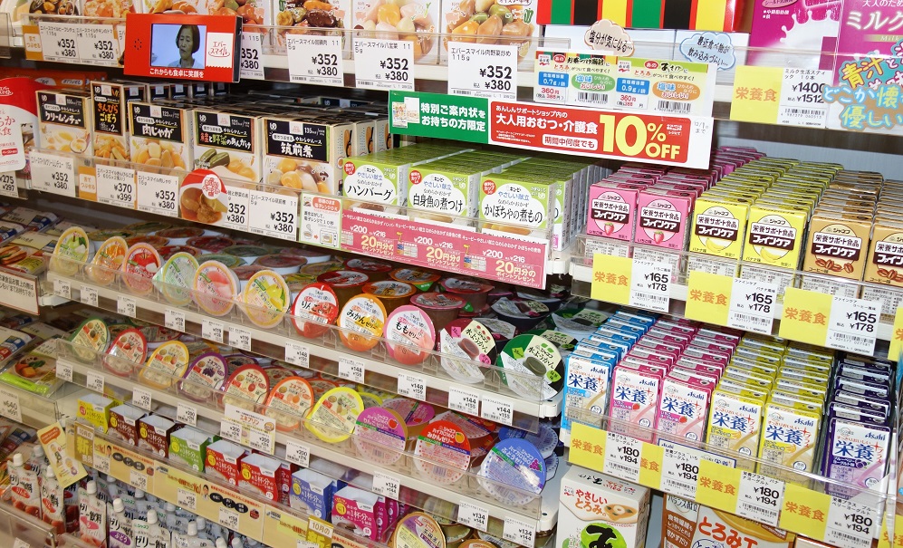 さまざまな高齢者用栄養補助食品が並ぶコーナーも＝東京都葛飾区　イトーヨーカ堂亀有店