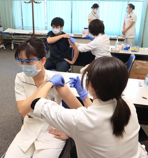 新型コロナウイルスの２回目のワクチン接種を受ける医療従事者（写真は本文とは直接関係ありません）＝2021年3月11日、東京都目黒区の国立病院機構東京医療センター【時事通信社】