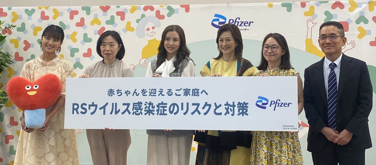 RSウイルス感染症のセミナー後、写真撮影に臨む(左から)フリーアナウンサーの竹内由恵さん、森戸氏、タレントの丸高愛実さん、俳優の森尾由美さん、宋氏、柳原教授=5月18日、都内