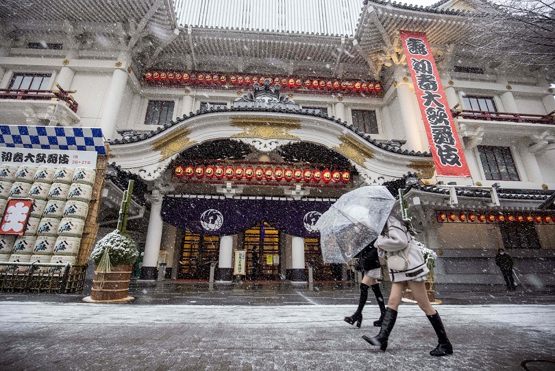 慣れない都会の雪は危険がいっぱい＝2022年１月６日、東京・銀座の歌舞伎座前（AFP時事）