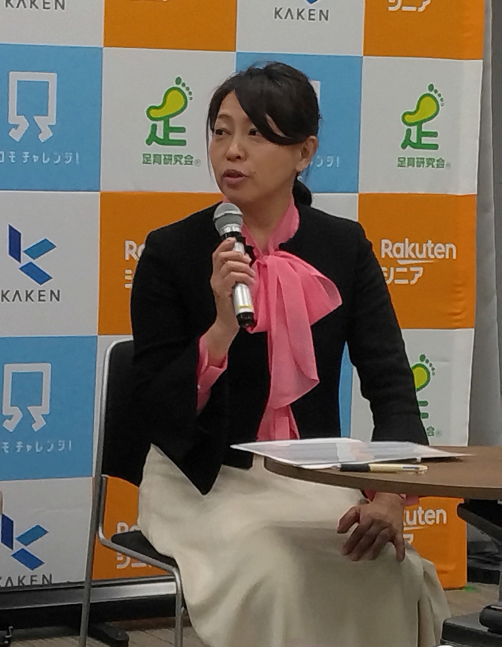セミナーで足の爪の重要性について話す高山かおる氏=2025年3月、都内