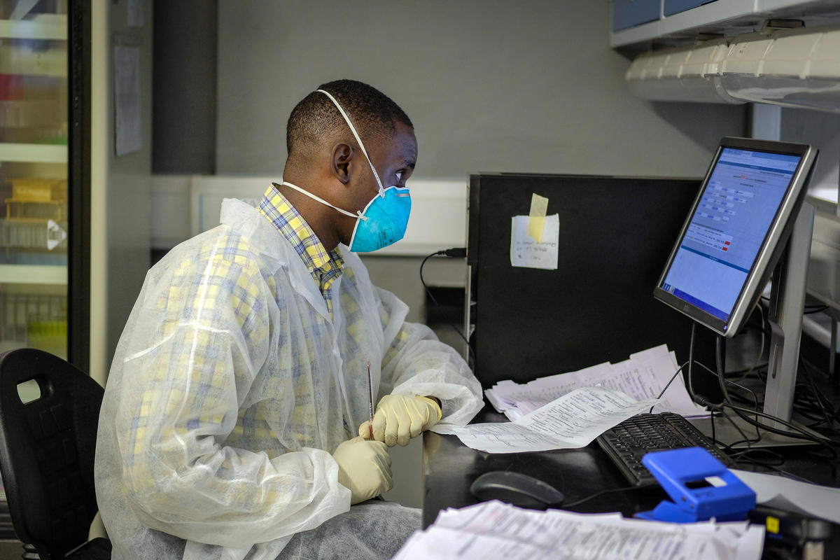 ウガンダの国立検査ラボで検体を調べる検査技師　ⓒThe Global Fund / Jiro Ose