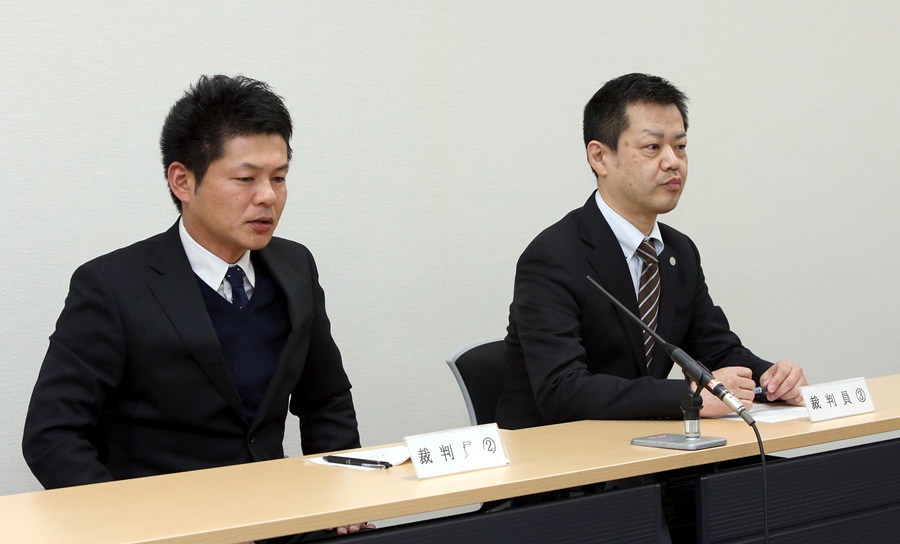 実際の裁判員裁判で判決公判後に会見する裁判員(2017年2月、大阪市)