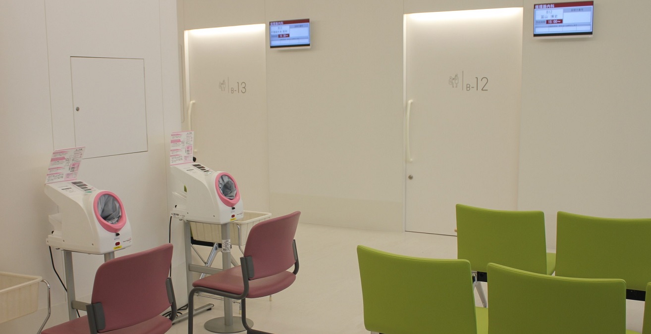 診察室前に２台設置されている血圧計（東京医科大病院提供）