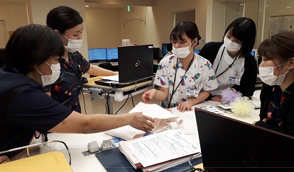 患者を支えるのは身近な看護師＝東京慈恵会医科大学病院提供