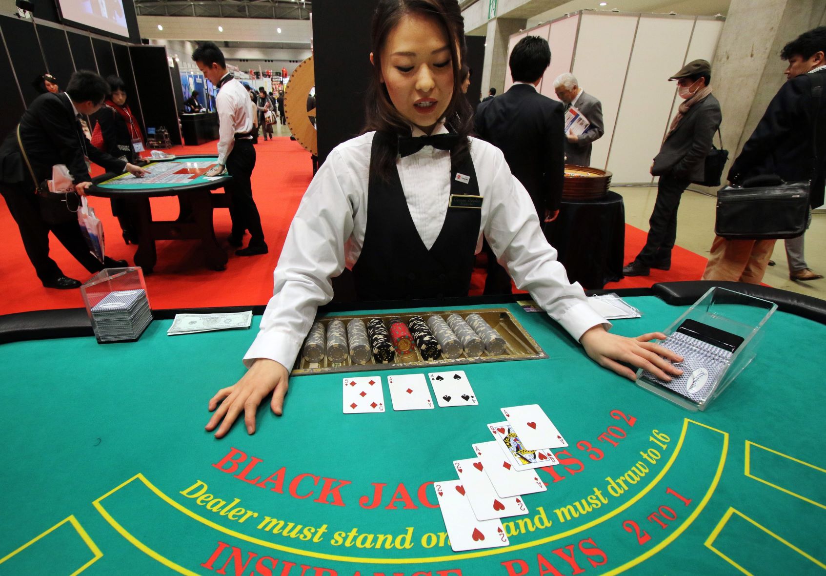レジャー産業の展示会で行われたカジノのカードゲーム（2014年）＝AFP時事