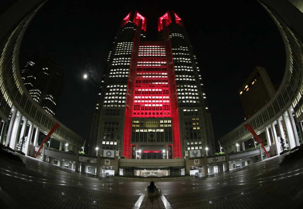 「東京アラート」発動を受けて赤色にライトアップされた東京都庁