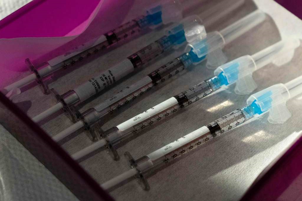 米ジョージ・ワシントン大学病院で医療従事者に投与されるワクチン（ＡＦＰ時事）