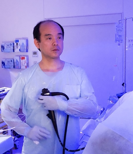 内視鏡のコントローラーを手にデーターを確認する慶応大学医学部腫瘍センターの矢作直久教授（同教授提供）