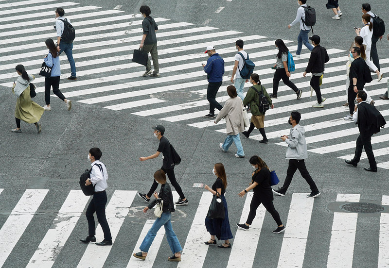 東京・渋谷のスクランブル交差点を渡る人々。それぞれ歩き方に特徴があることが分かる＝２０２０年５月２６日【時事通信社】
