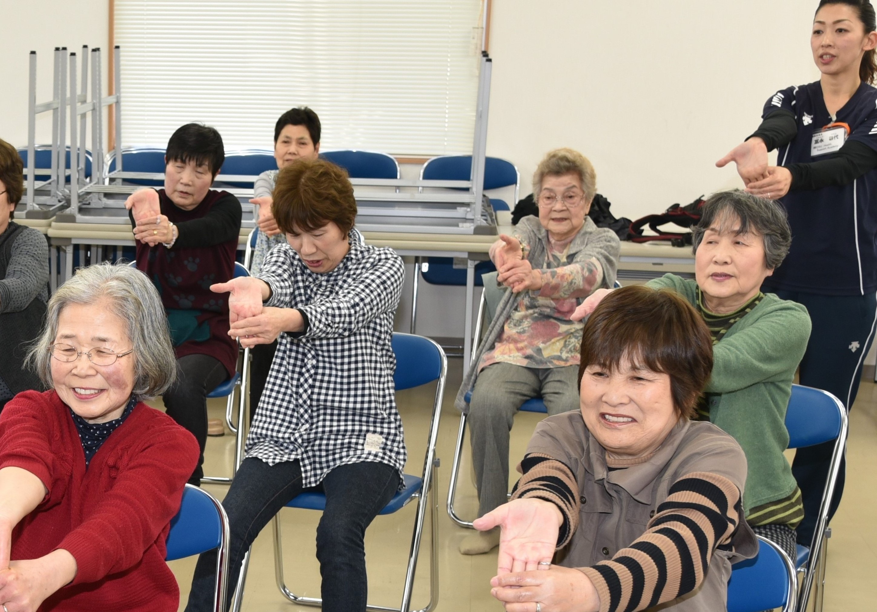大阪府大東市の高齢者が集まり公民館で開かれた「元気でまっせ体操」（２０１７年４月撮影）