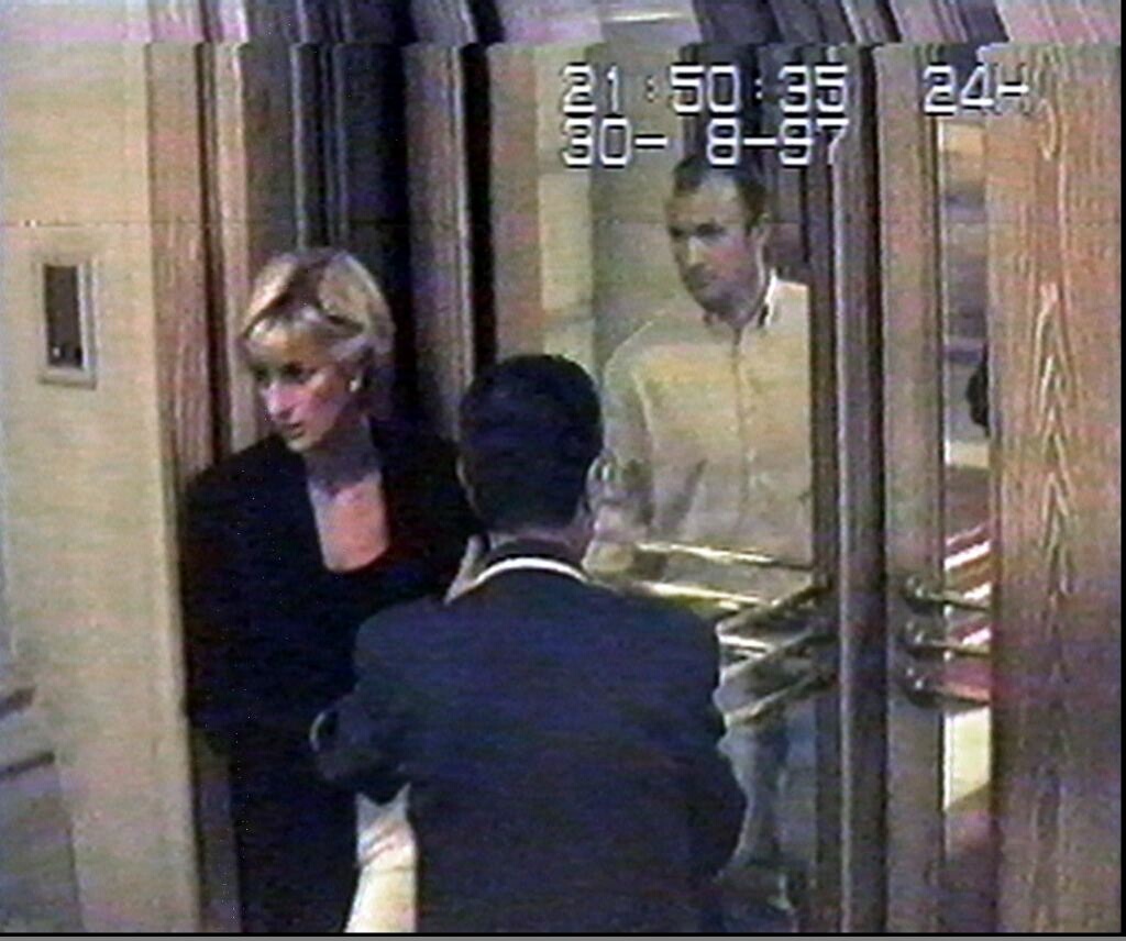 ホテルリッツの玄関カメラに残る事故直前のダイアナ妃の姿。杉山さんは当時、唯一の日本人スタッフだった（１９９７年８月３０日撮影、ＡＦＰ＝時事）
