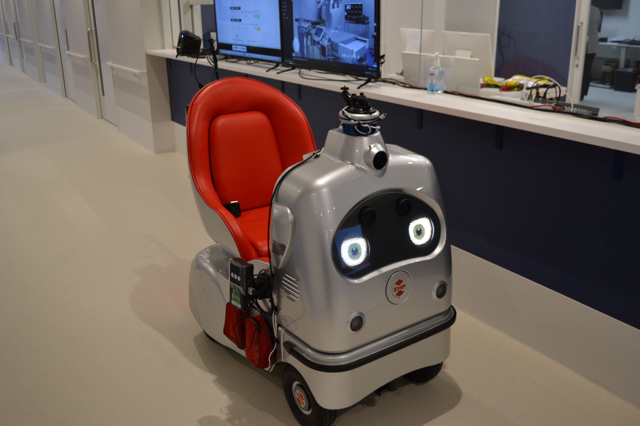 患者を無人で運ぶ自律走行ロボット