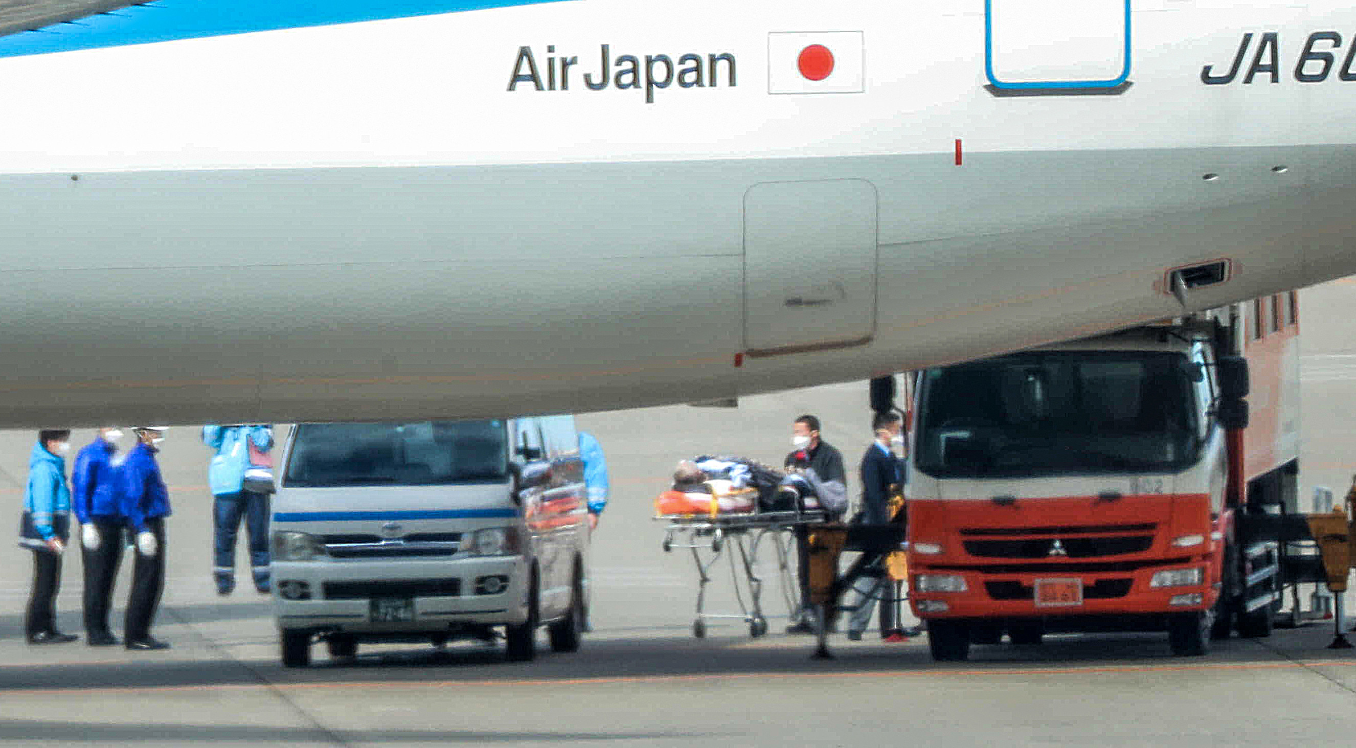 中国・武漢から羽田空港に到着、ストレッチャーで運ばれる乗客（昨年1月31日、羽田空港で）