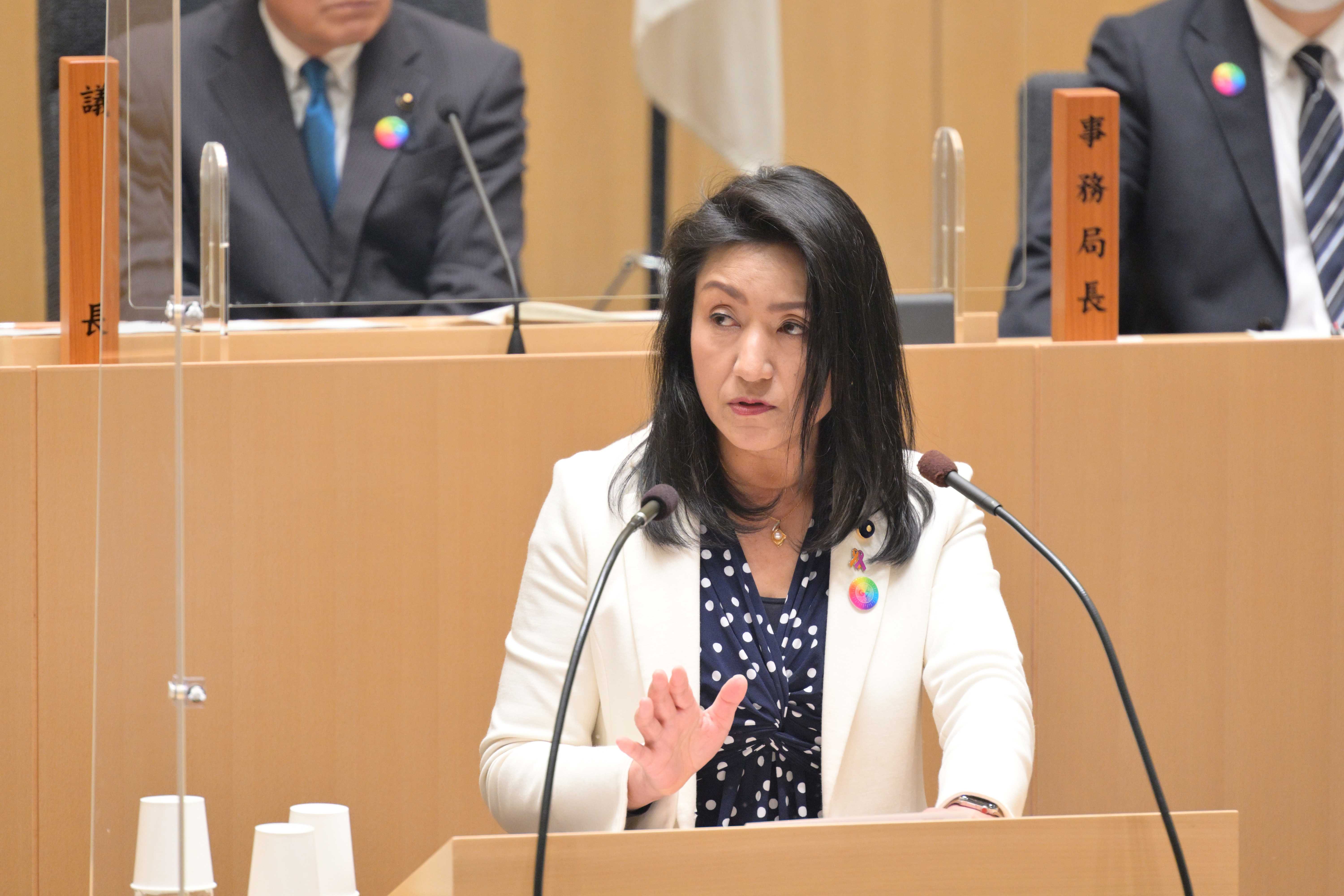 県議会で発言する種部氏