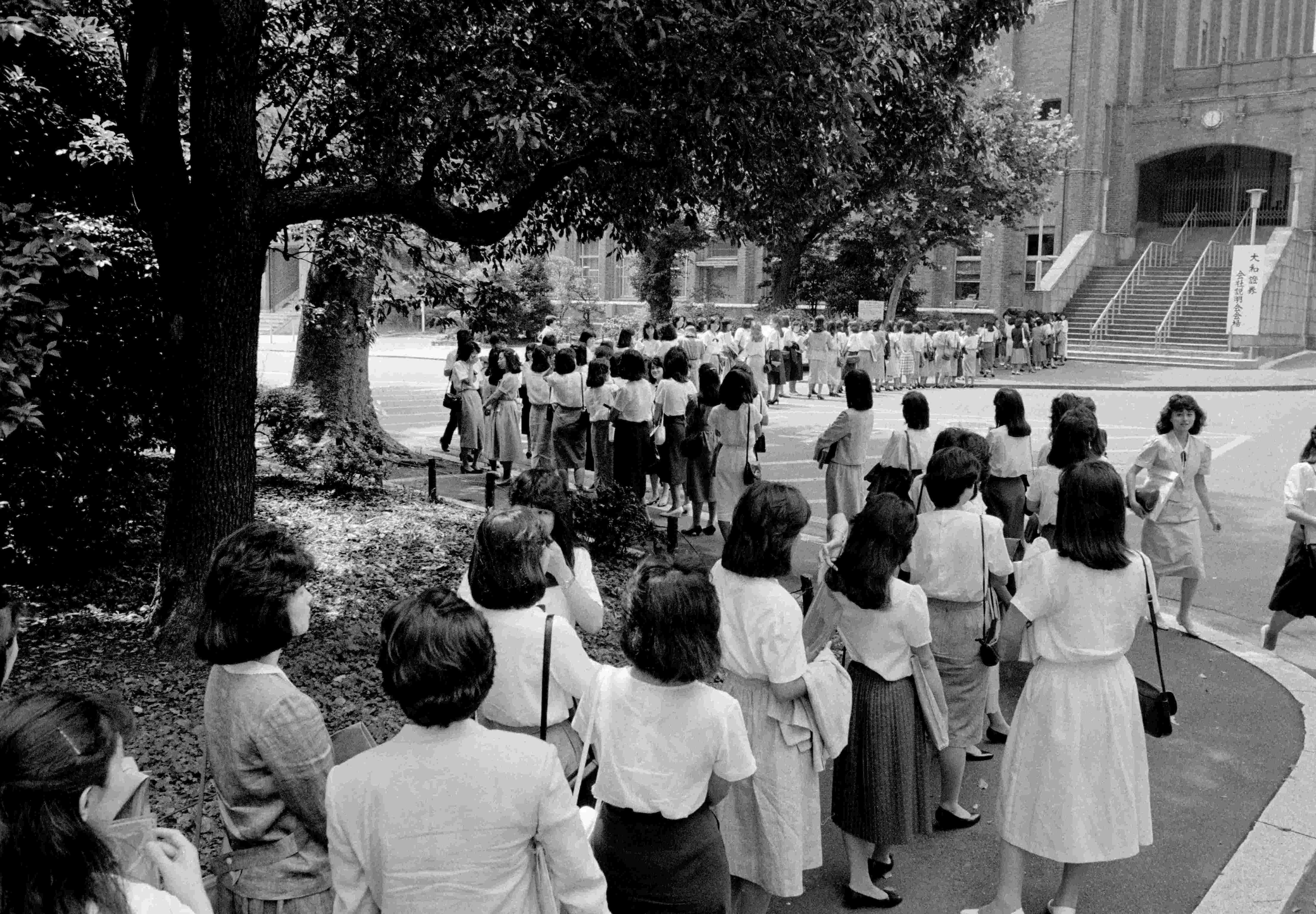 男女雇用機会均等法が施行された１９８６年、大手証券会社の会社説明会に列を作った女子学生ら＝８６年８月２０日、東京都千代田区内幸町