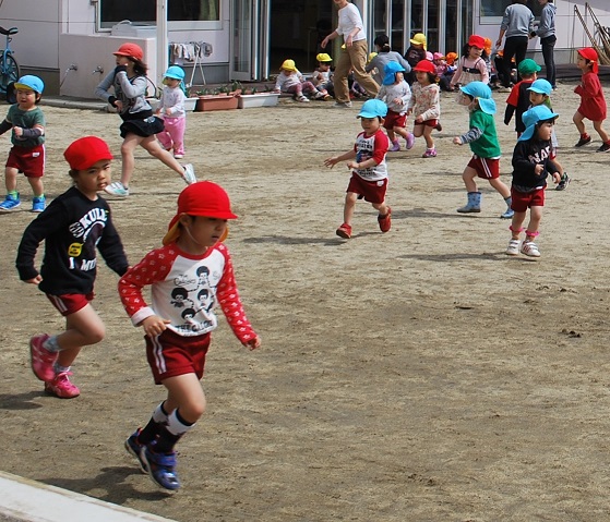 走り回る子どもたち（写真はイメージです）