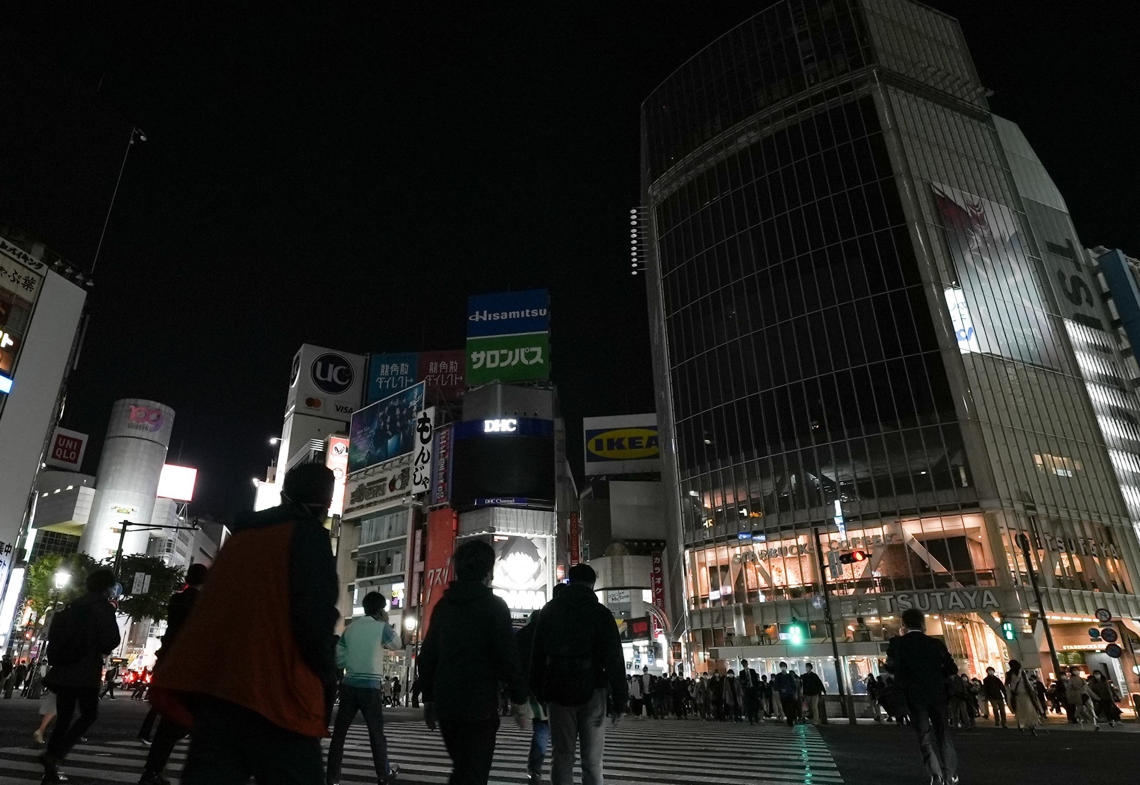 都の要請で午後8時を過ぎると大型スクリーンなどの照明が消された（４月２７日撮影、東京渋谷のスクランブル交差点）