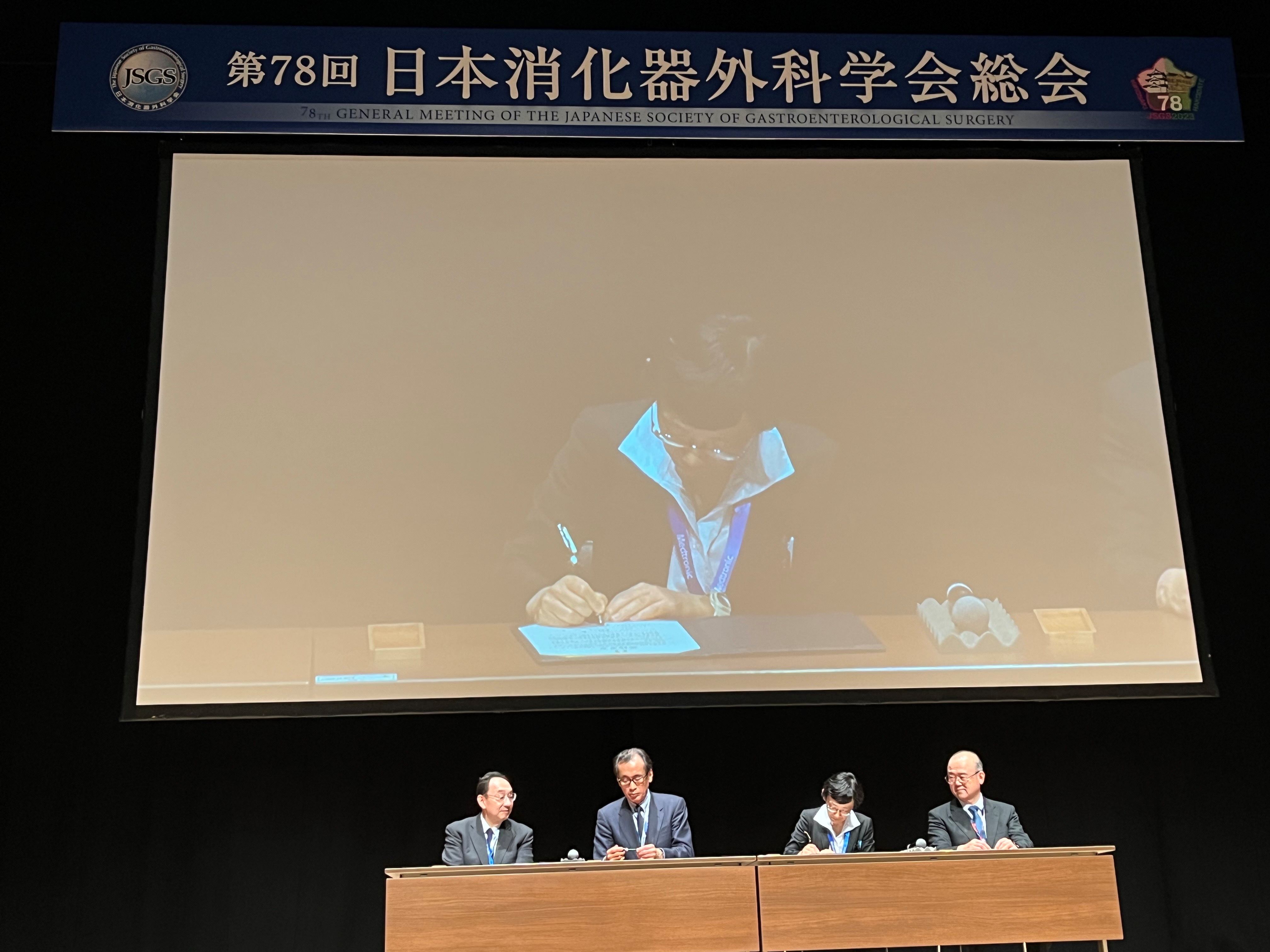 「函館宣言」に署名する野村医師（右から2人目）