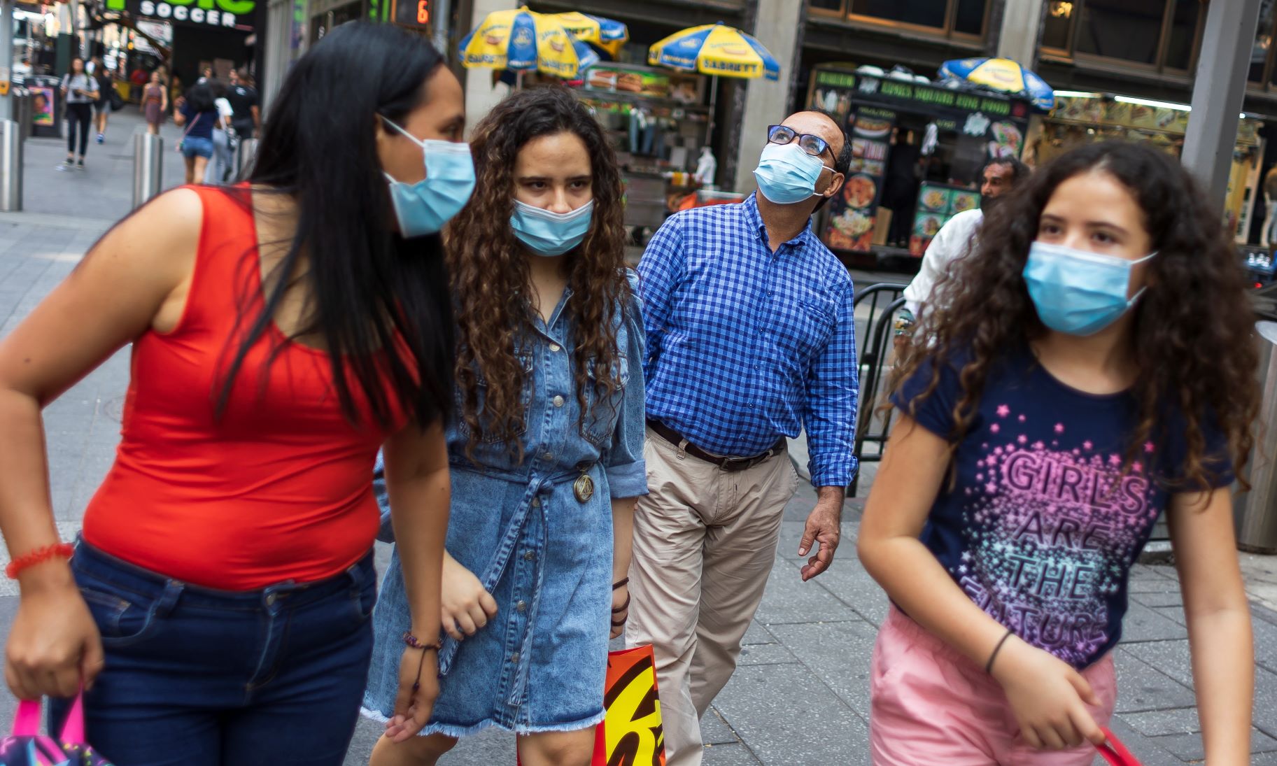 マスクをする人々＝米ニューヨーク　2021年7月27日＝EPA時事