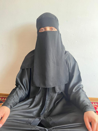 インタビューに答えるアフガニスタン女性ライハナ・ハイダリさん（仮名）＝１月２４日、カブール

