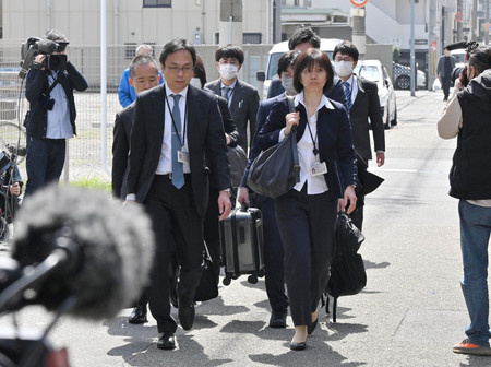 立ち入り検査のため小林製薬の大阪工場に入る厚生労働省の職員ら＝３０日午前、大阪市淀川区
