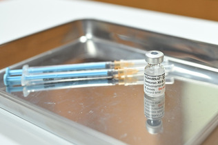 新型コロナウイルスワクチンの容器と注射器（資料写真）