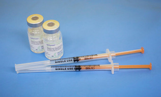 新型コロナウイルスワクチンの容器とワクチンが入れられた注射器（資料）