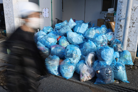 回収されず、避難所脇に積み上げられたごみ＝１１日、石川県輪島市