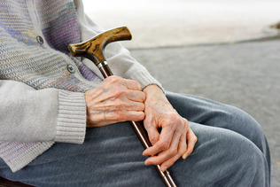 杖を持つ高齢者（写真はイメージ）