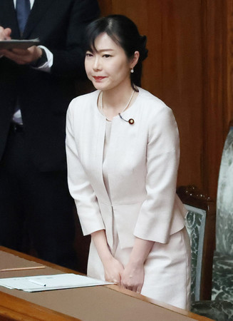 参院本会議で改正子ども・子育て支援法などが賛成多数で可決、成立し、一礼する加藤鮎子こども政策担当相＝５日午後、国会内