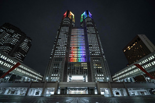 性の多様性を象徴する虹色にライトアップされた東京都庁＝２０２２年１１月、東京都新宿区（ＡＦＰ時事）