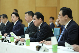 こども未来戦略会議で発言する岸田文雄首相（右から２人目）＝１７日午後、首相官邸