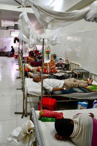 ２日、バングラデシュの首都ダッカにある病院で、デング熱の治療を受ける人々（ＡＦＰ時事）