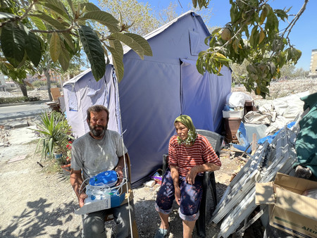 テントで暮らす地震被災者のジェバト・オルデクさん（左）と母親のアリエさん＝４日、トルコ南部ハタイ県アンタキヤ地区