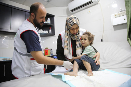 パレスチナ自治区ガザ中部ヌセイラットの病院で治療を受ける子供＝２４日
