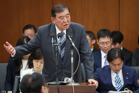 衆院厚生労働委員会で答弁する石破茂首相（中央）＝３０日午前、国会内
