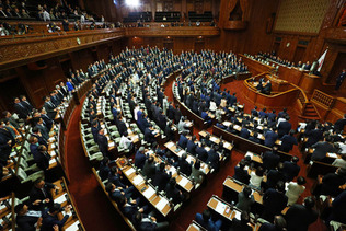年金制度改革関連法案を賛成多数で可決した衆院本会議=30日午後、国会内
