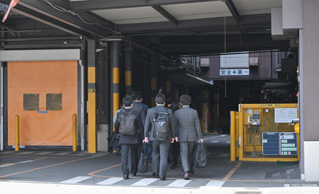 立ち入り検査のため小林製薬の大阪工場に入る厚生労働省の職員ら＝３０日午前、大阪市淀川区