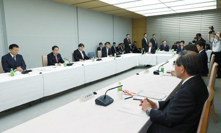 経済財政諮問会議で発言する岸田文雄首相（左から２人目）＝２３日午後、首相官邸