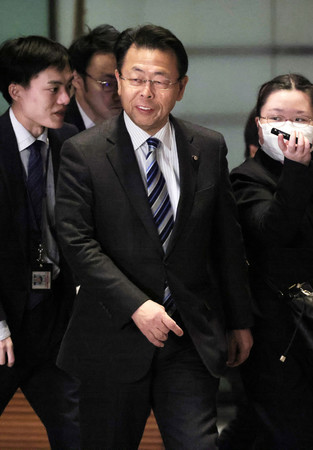 首相官邸に入る公明党の西田実仁幹事長（中央）＝７日午後、東京・永田町