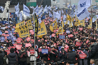 大学医学部の入学定員を増やす韓国政府の方針に反対する集会に参加した医師ら＝３日、ソウル（ＡＦＰ時事）