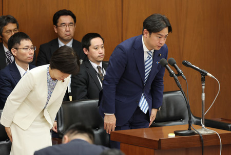 衆院厚生労働委員会で年金制度改革関連法案が可決され、一礼する福岡資麿厚労相（右）＝３０日午前、国会内