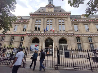 ７日、フランス国民議会選挙で、パリ市内の区役所に設けられた投票所に向かう有権者ら